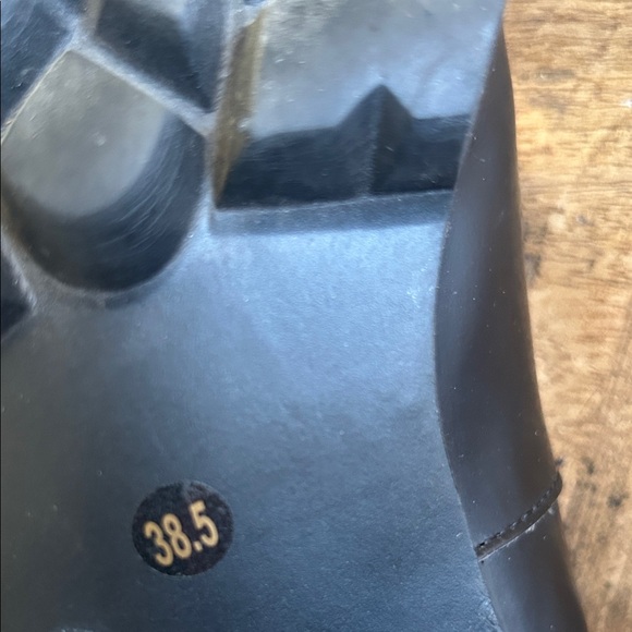 Elegant Black Loafers with Gold Chain Accent - Picture 7 of 7